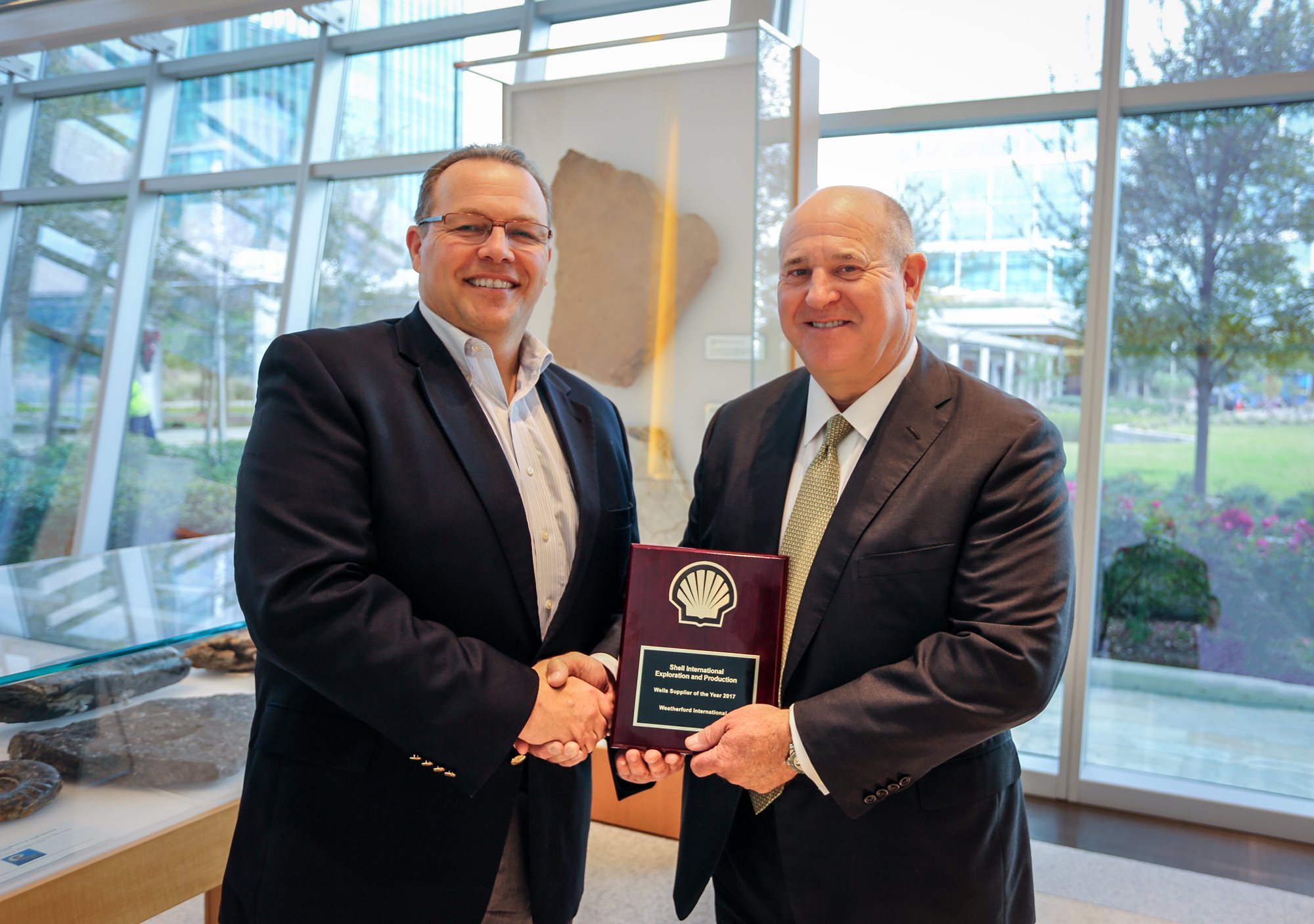 Weatherford President and Chief Executive Officer Mark A. McCollum accepted the 2017 Shell Wells Supplier of the Year award from Paul Goodfellow, Shell Executive Vice President, Wells.